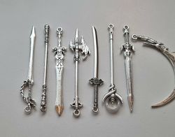 10 st miniatyrvapen, minisvärd, treuddar med mera (silverfärgade)