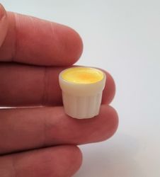 1 st bägare med gul fyllning - Miniatyr för dockhus, tittskåp