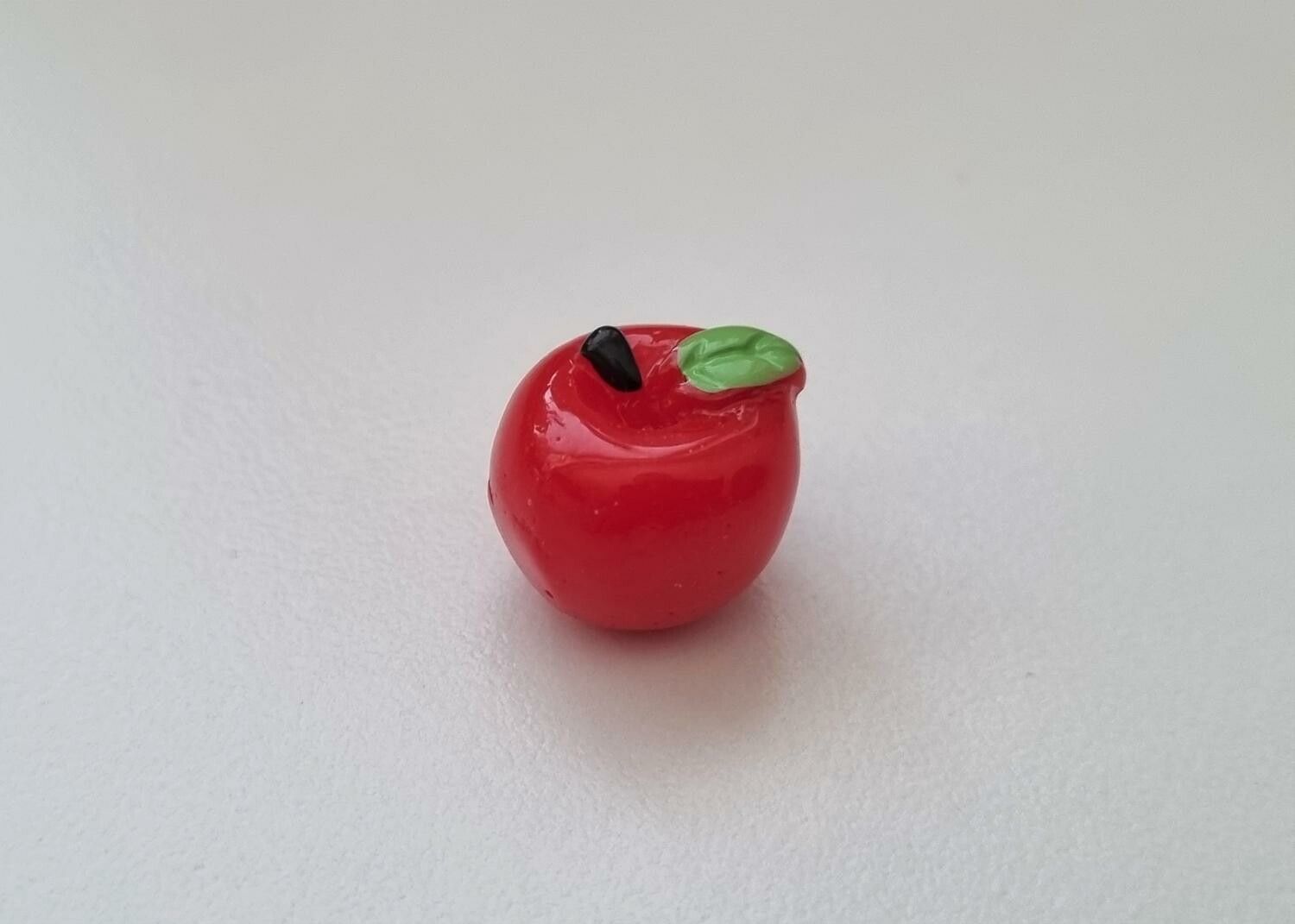 1 st rött äpple / miniatyräpple. Miniatyr för dockskåp / tittskåp