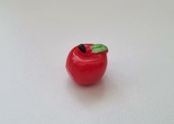 1 st rött äpple / miniatyräpple. Miniatyr för dockskåp / tittskåp
