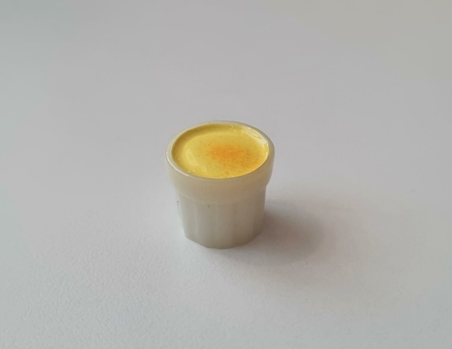 1 st bägare med gul fyllning - Miniatyr för dockhus, tittskåp