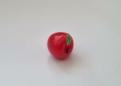 1 st rött äpple / miniatyräpple. Miniatyr för dockskåp / tittskåp