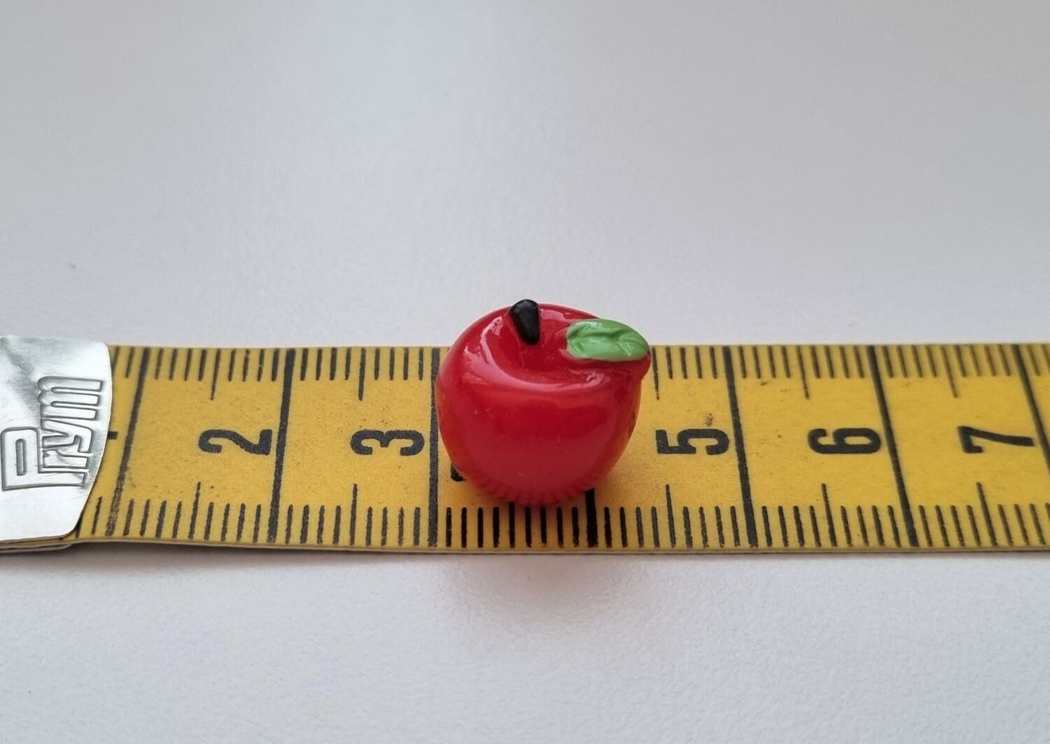1 st rött äpple / miniatyräpple. Miniatyr för dockskåp / tittskåp