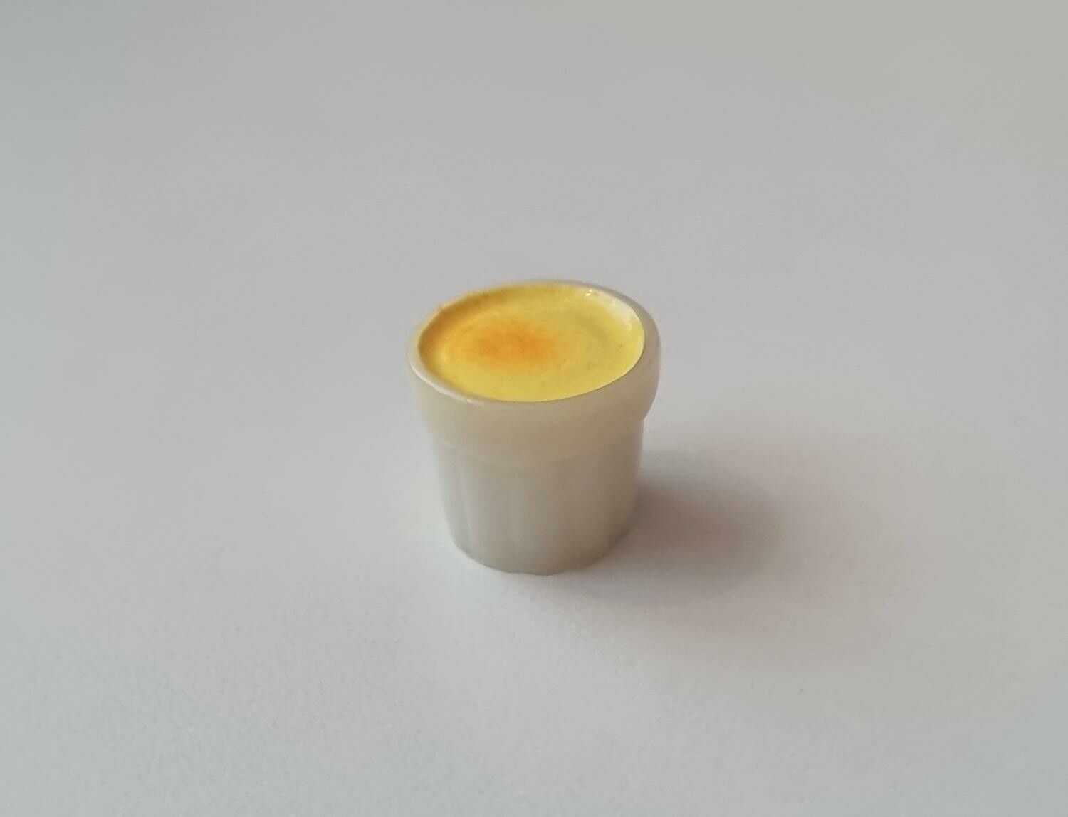 1 st bägare med gul fyllning - Miniatyr för dockhus, tittskåp