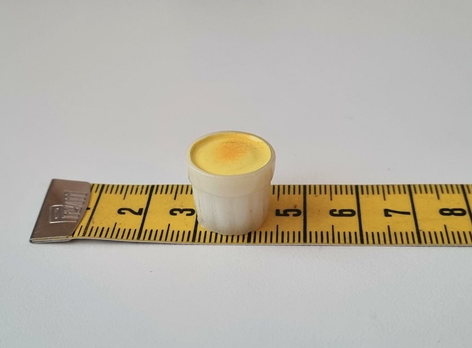 1 st bägare med gul fyllning - Miniatyr för dockhus, tittskåp
