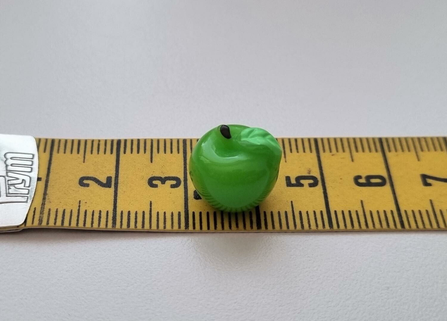 1 st grönt äpple / miniatyräpple. Miniatyr för dockskåp / tittskåp