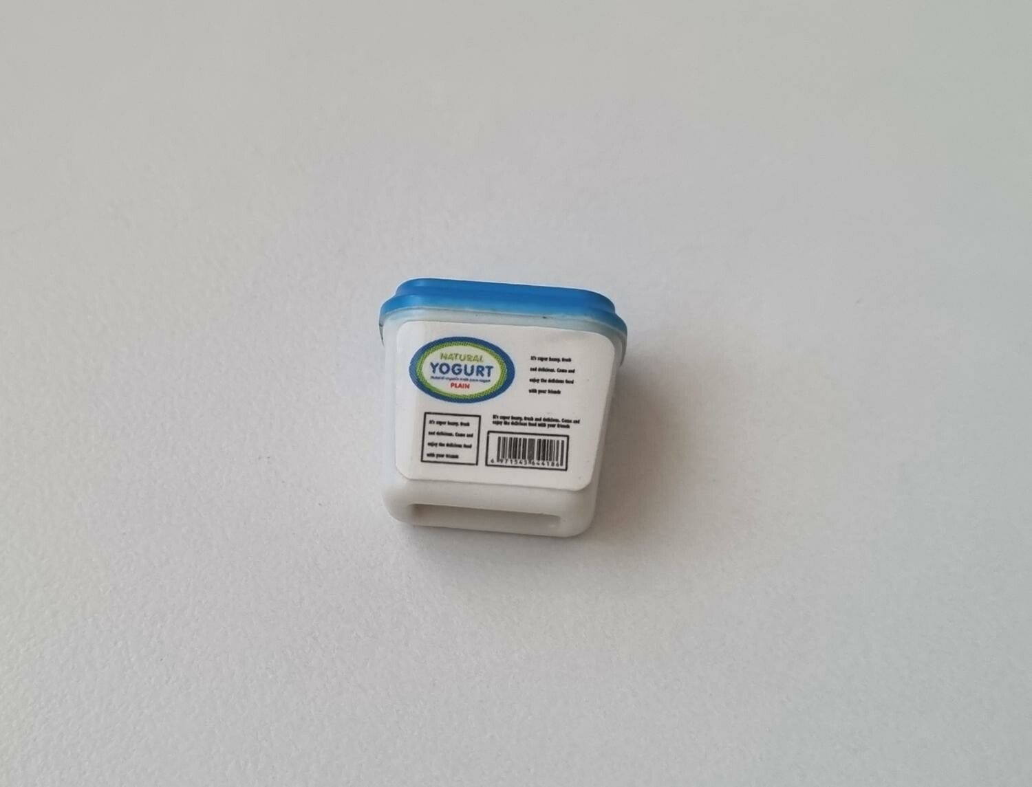 1 st yogurt. Miniatyr till dockskåp, tittskåp