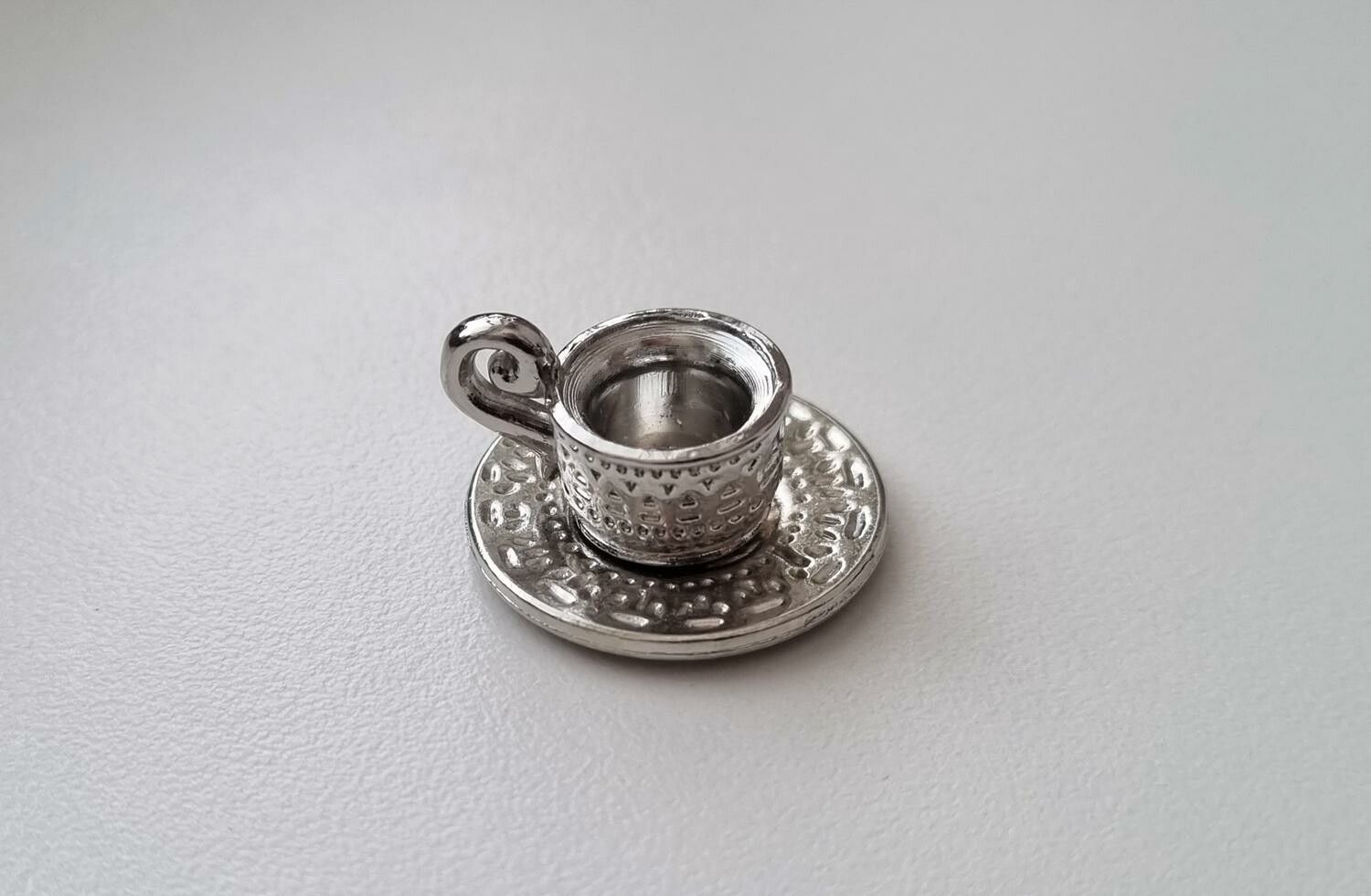 Kopp på fat. Miniatyr för tittskåp, dockskåp