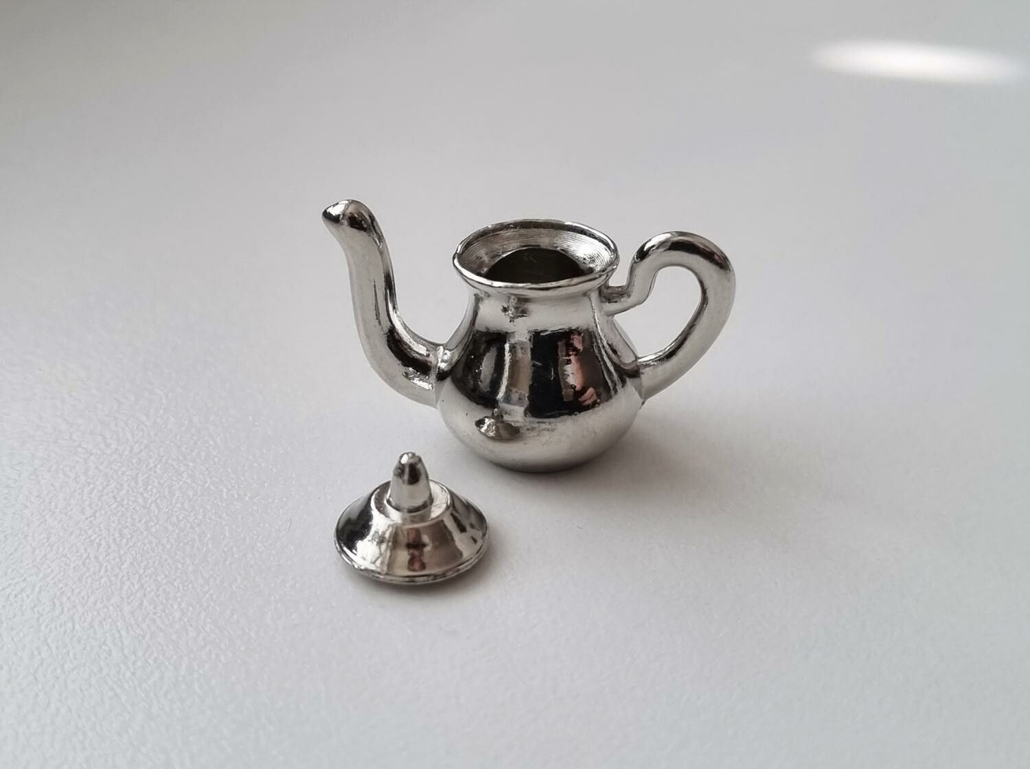 Kaffekanna / mjölkkanna med lock. Miniatyr för tittskåp, dockskåp