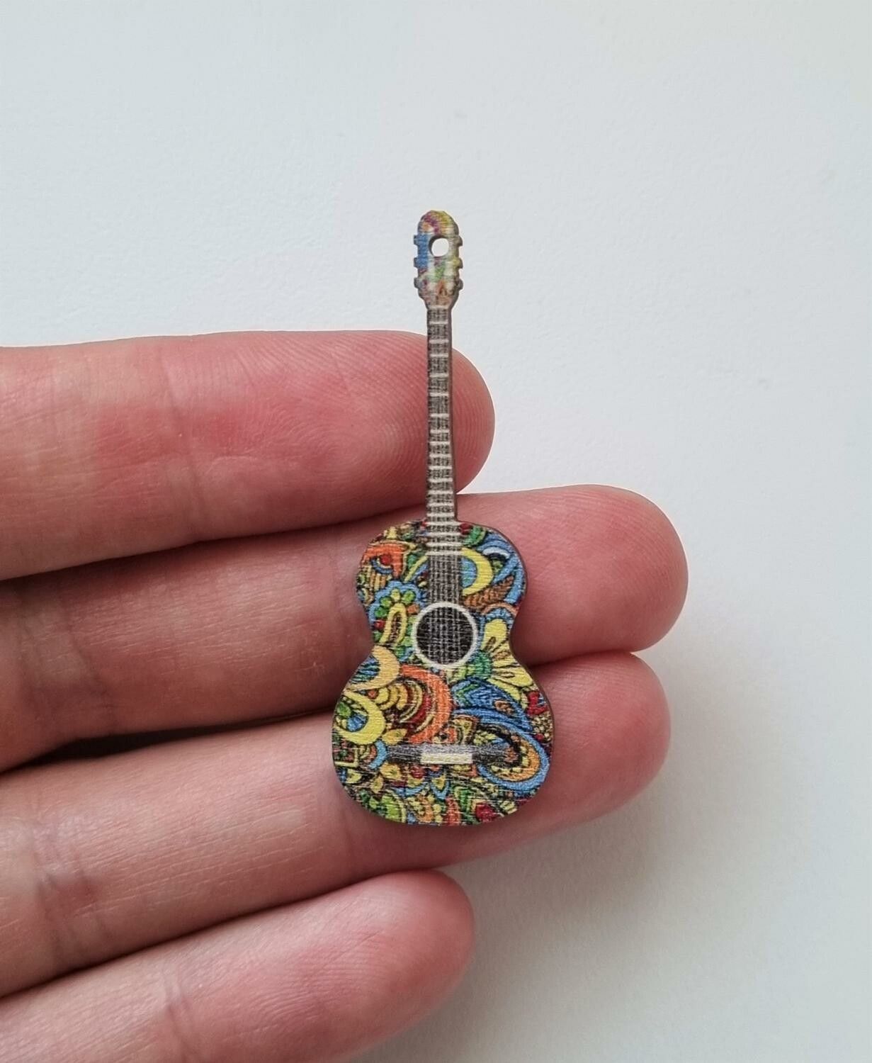 1 st Gitarr, miniatyrgitarr i trä / trädekoration / berlock