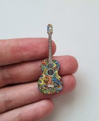 1 st Gitarr, miniatyrgitarr i trä / trädekoration / berlock