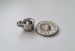 Kopp på fat. Miniatyr för tittskåp, dockskåp