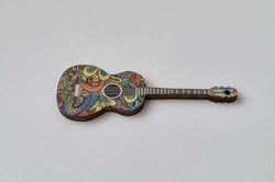1 st Gitarr, miniatyrgitarr i trä / trädekoration / berlock