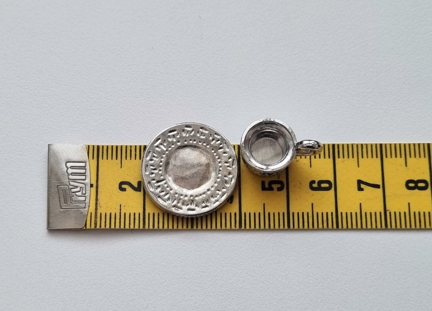 Kopp på fat. Miniatyr för tittskåp, dockskåp