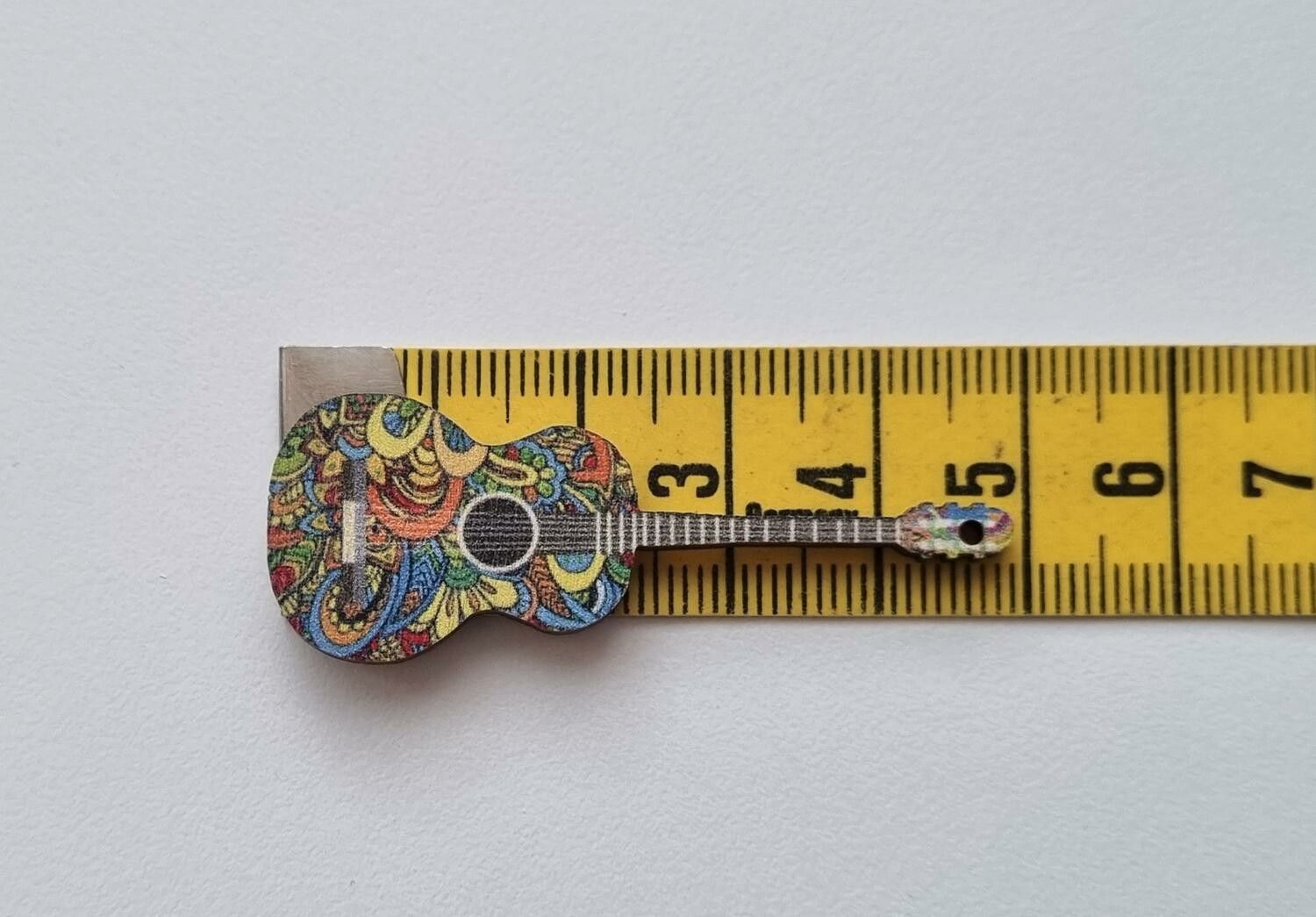 1 st Gitarr, miniatyrgitarr i trä / trädekoration / berlock