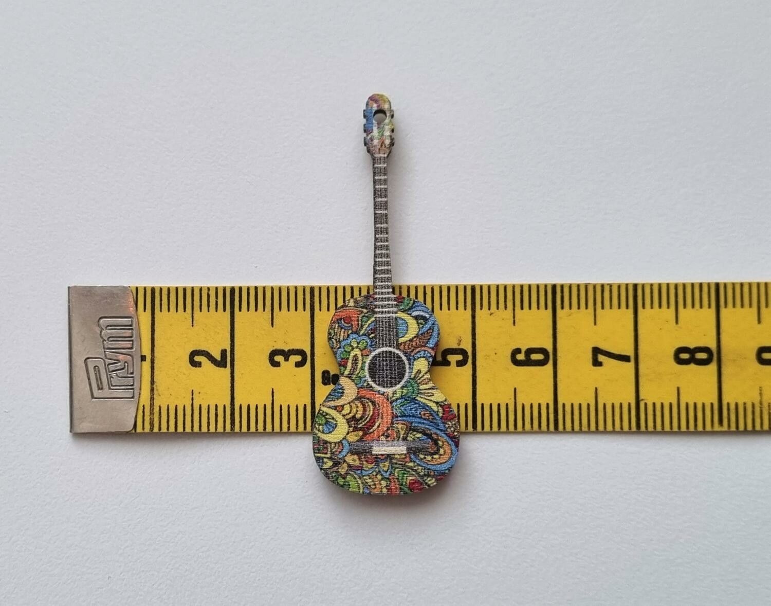 1 st Gitarr, miniatyrgitarr i trä / trädekoration / berlock