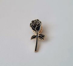 Pins, svart liten ros