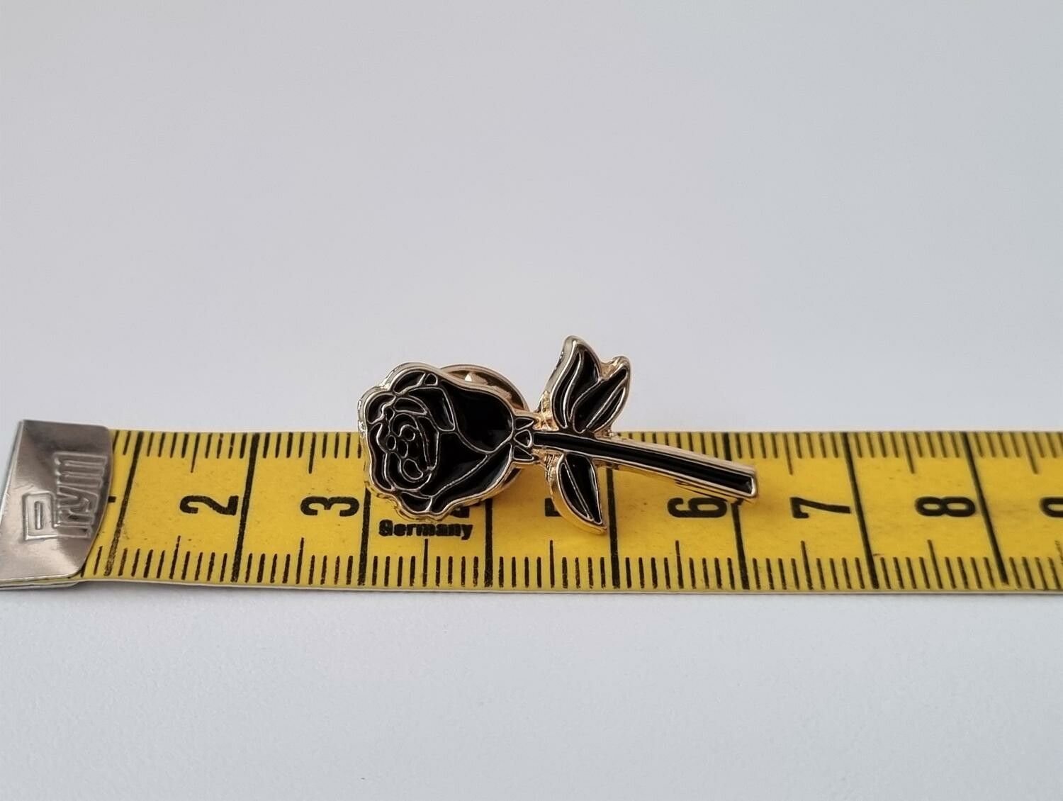 Pins, svart liten ros