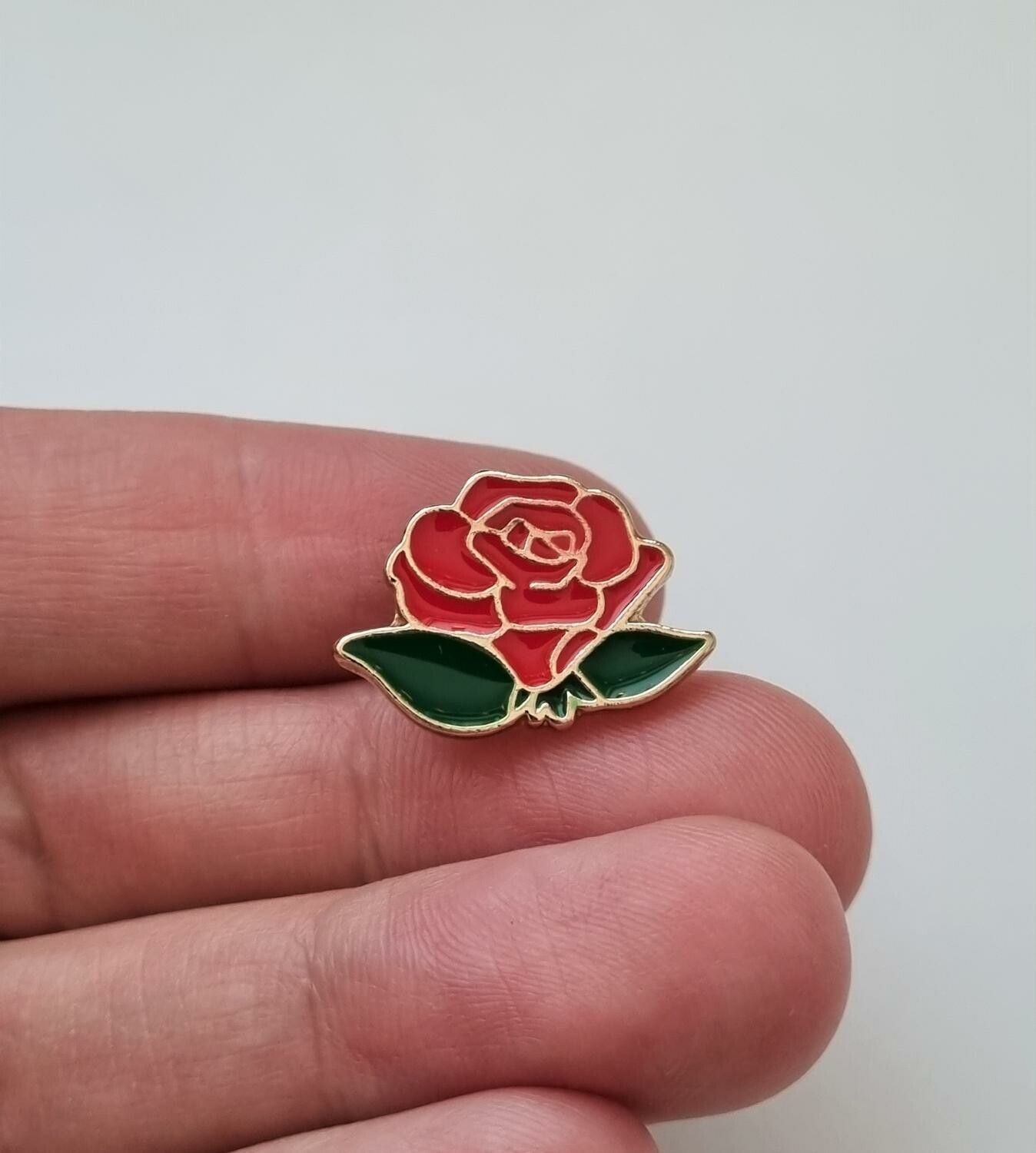 Pins, röd liten ros