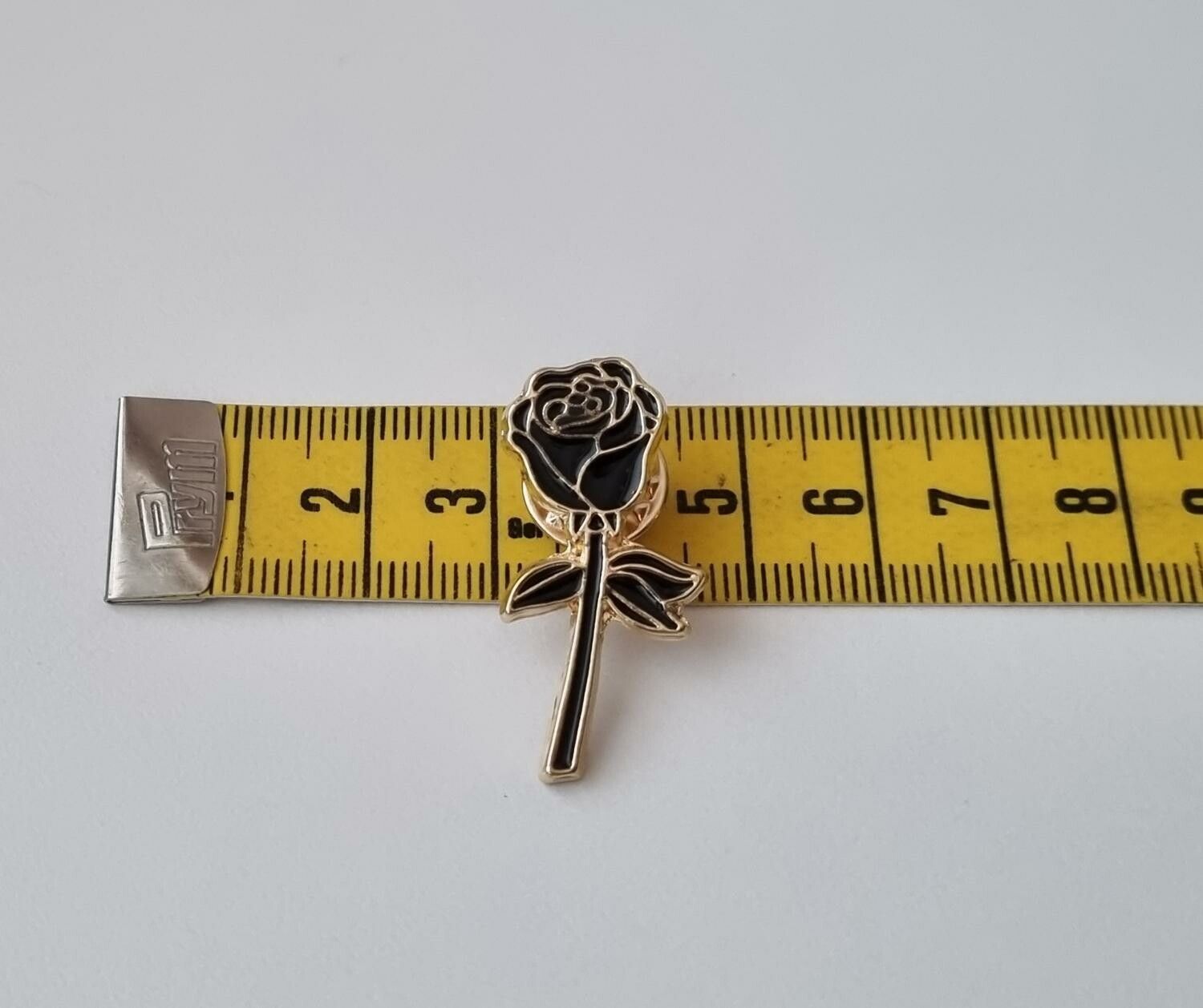 Pins, svart liten ros