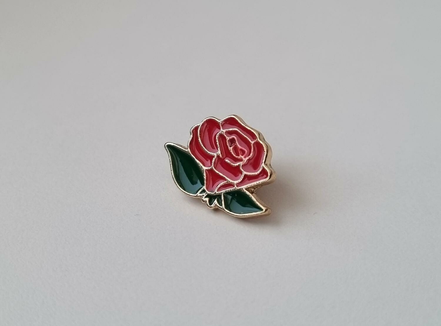 Pins, röd liten ros