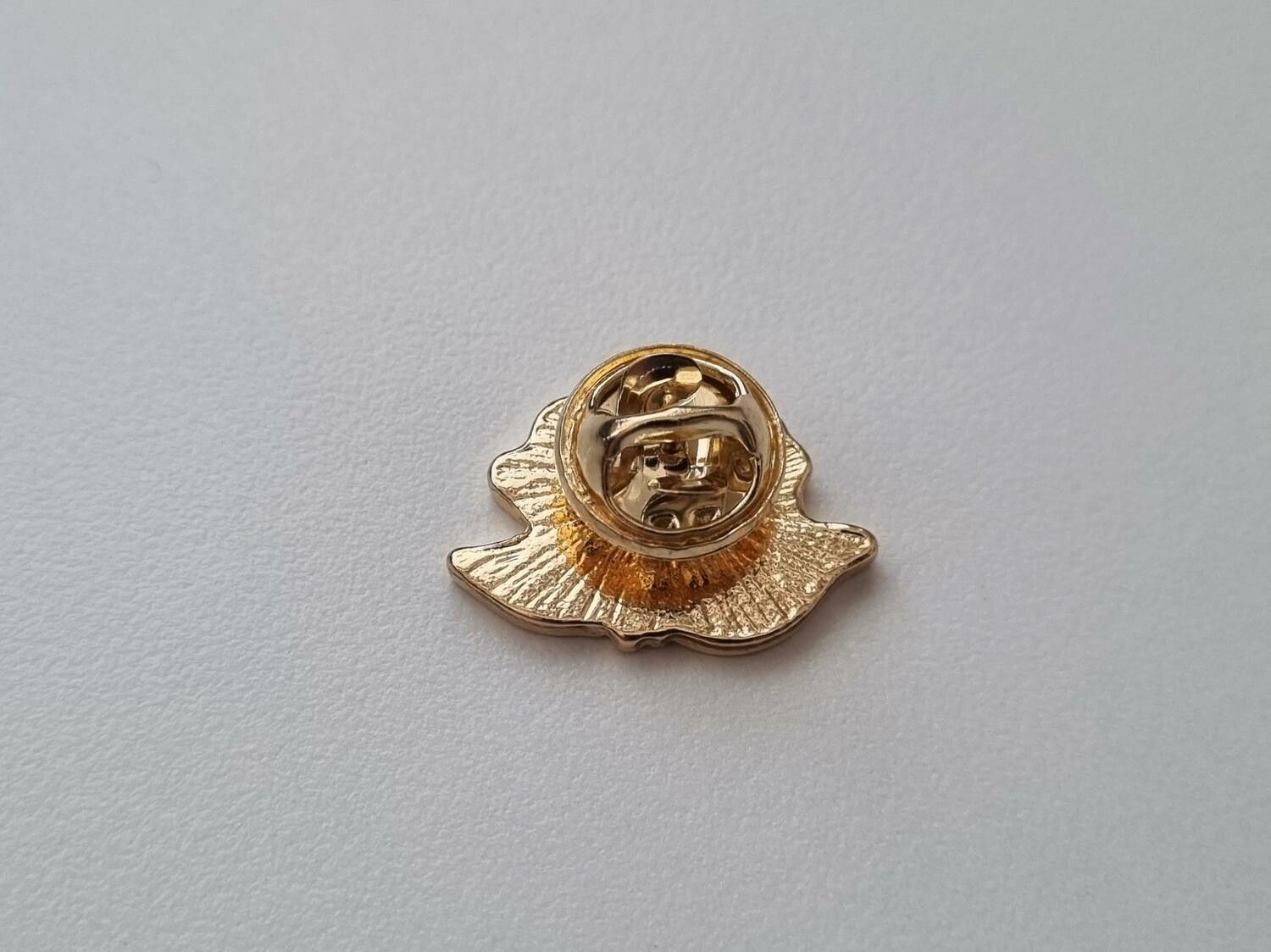 Pins, röd liten ros