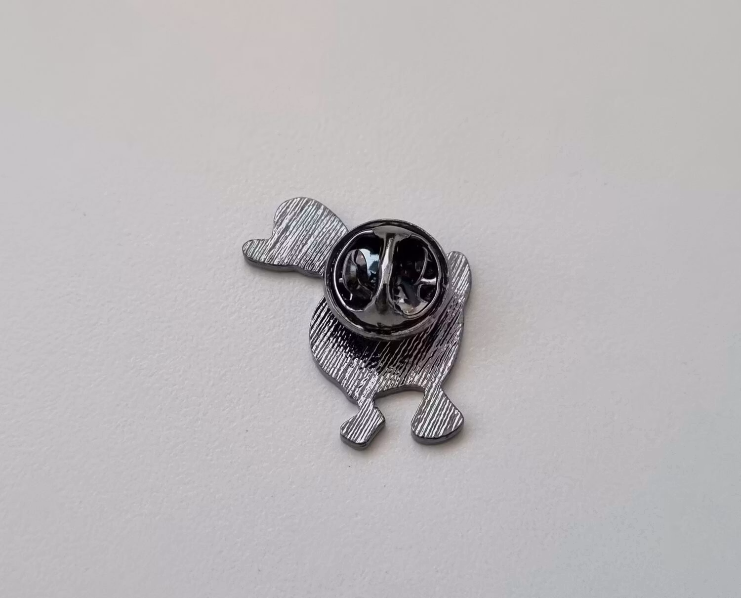 Pins, anka / gås med en kniv i munnen