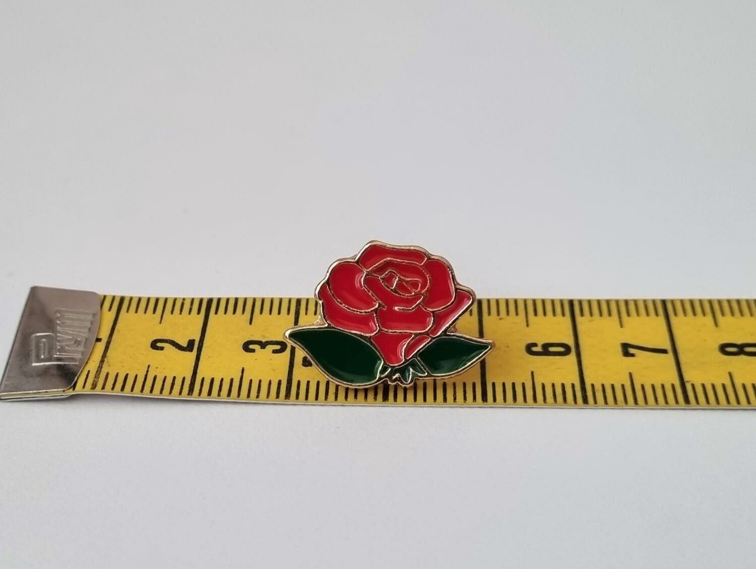 Pins, röd liten ros