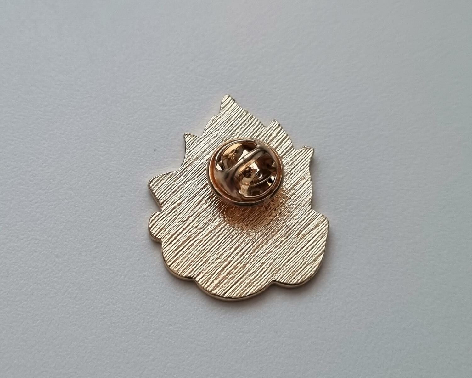 Pins, Elddemon över en stubbe