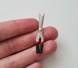 1 st öppningsbar häcksax. Miniatyr till dockskåp, tittskåp