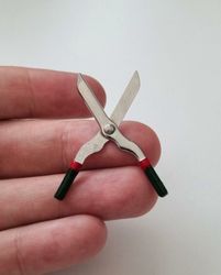 1 st öppningsbar häcksax. Miniatyr till dockskåp, tittskåp