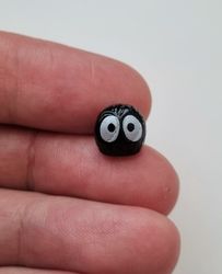 1 st svart minifigur med stora ögon. För dockskåp / tittskåp mm