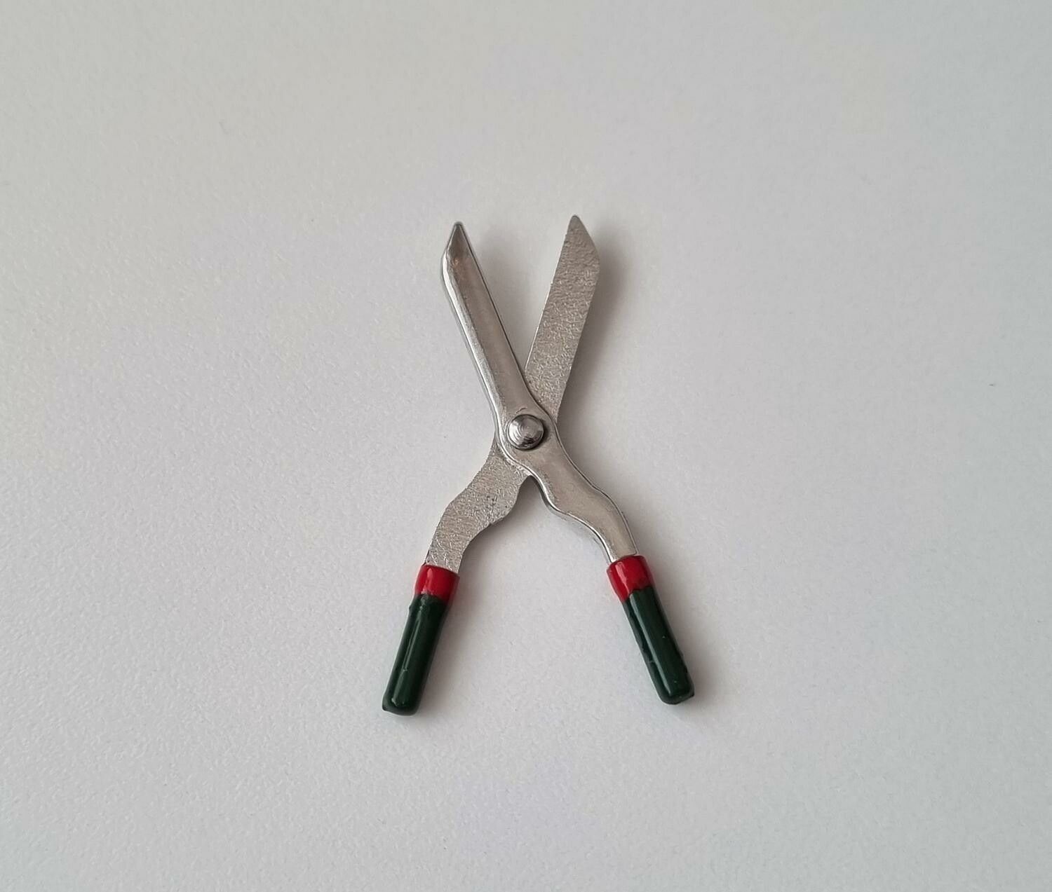 1 st öppningsbar häcksax. Miniatyr till dockskåp, tittskåp