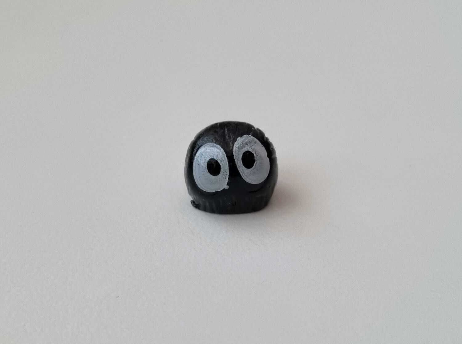 1 st svart minifigur med stora ögon. För dockskåp / tittskåp mm