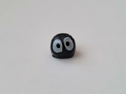 1 st svart minifigur med stora ögon. För dockskåp / tittskåp mm