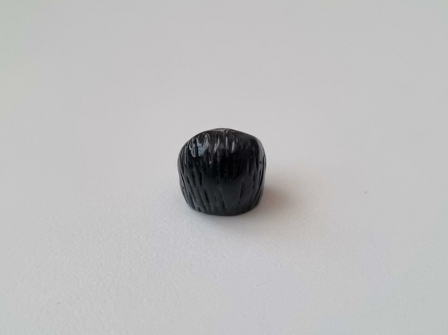 1 st svart minifigur med stora ögon. För dockskåp / tittskåp mm