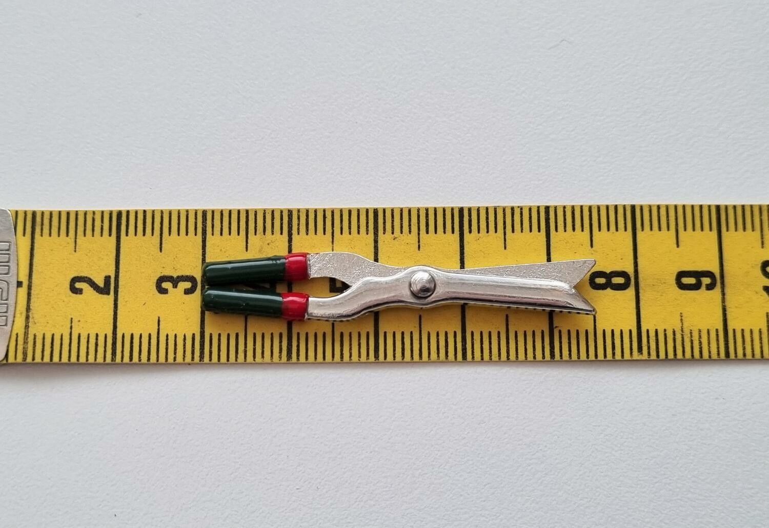 1 st öppningsbar häcksax. Miniatyr till dockskåp, tittskåp