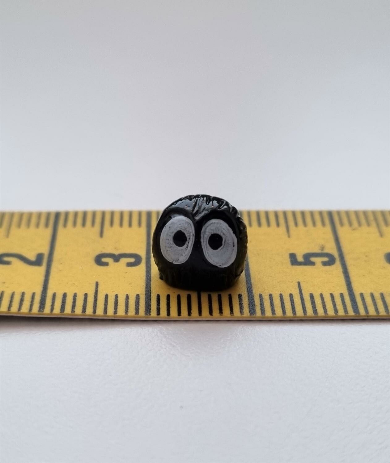 1 st svart minifigur med stora ögon. För dockskåp / tittskåp mm