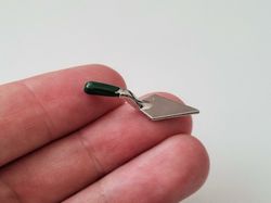 1 st liten planeringsspade. Miniatyr till dockskåp, tittskåp