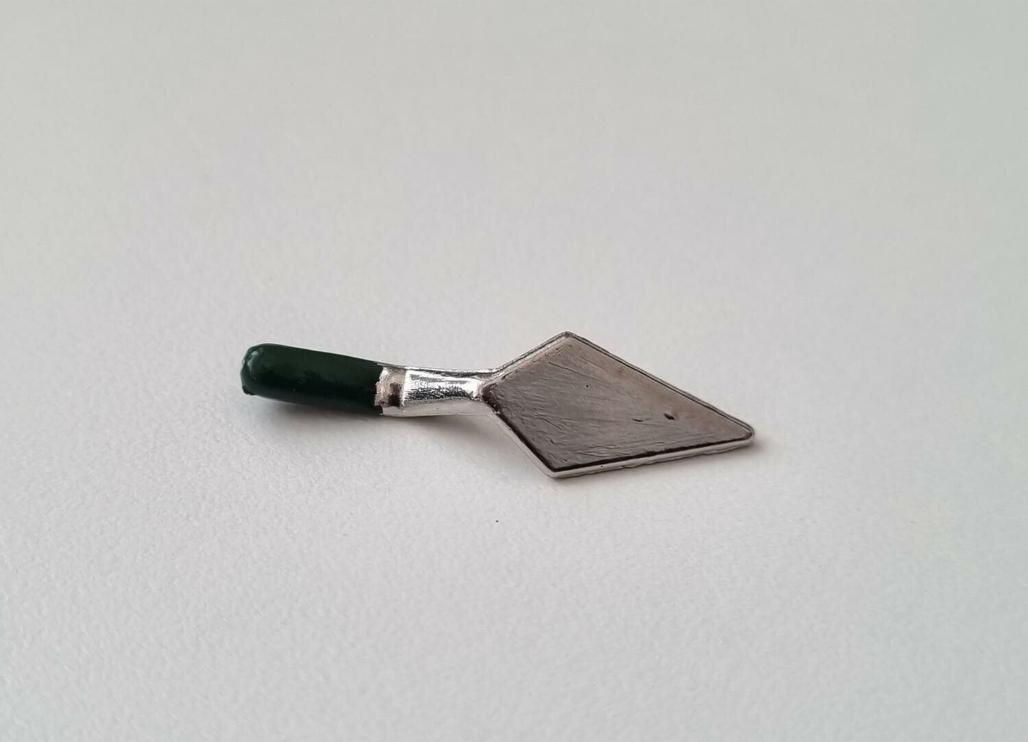 1 st liten planeringsspade. Miniatyr till dockskåp, tittskåp
