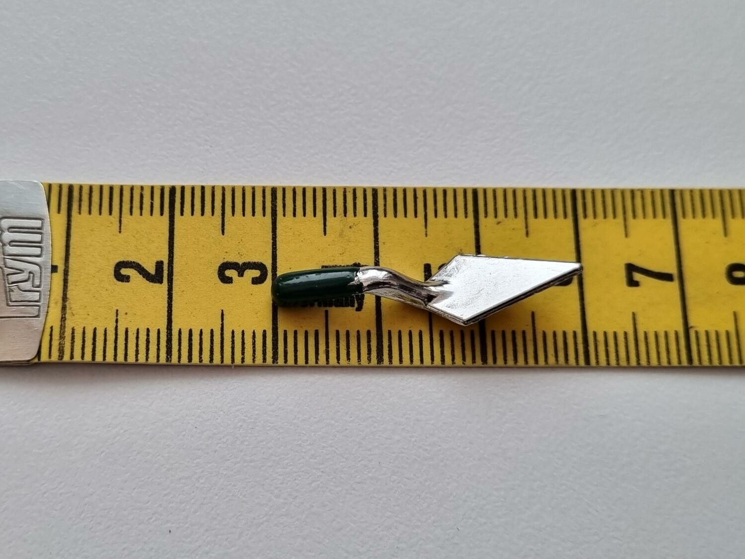 1 st liten planeringsspade. Miniatyr till dockskåp, tittskåp