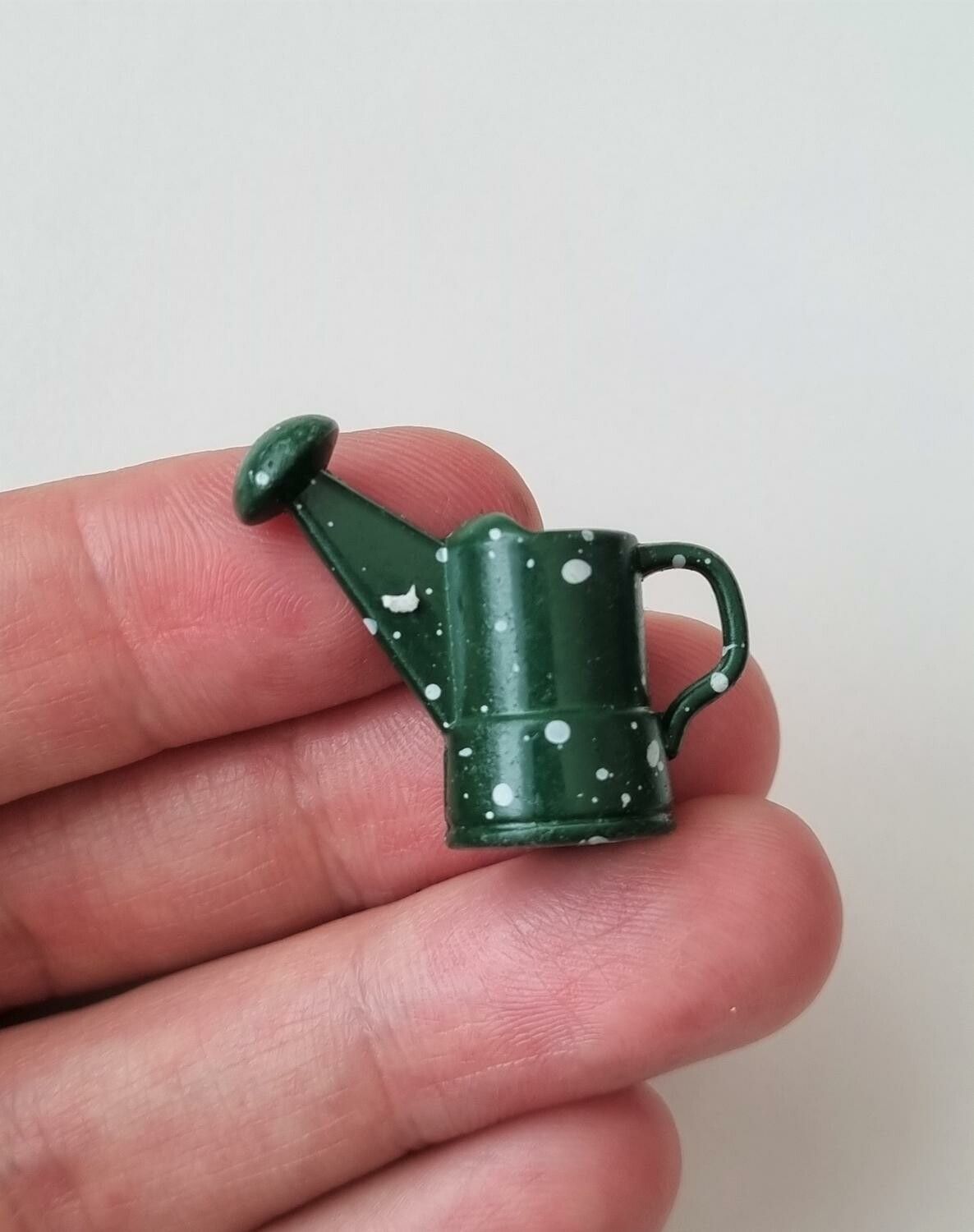 1 st grön liten vattenkanna. Miniatyr till dockskåp, tittskåp