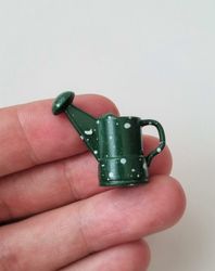 1 st grön liten vattenkanna. Miniatyr till dockskåp, tittskåp