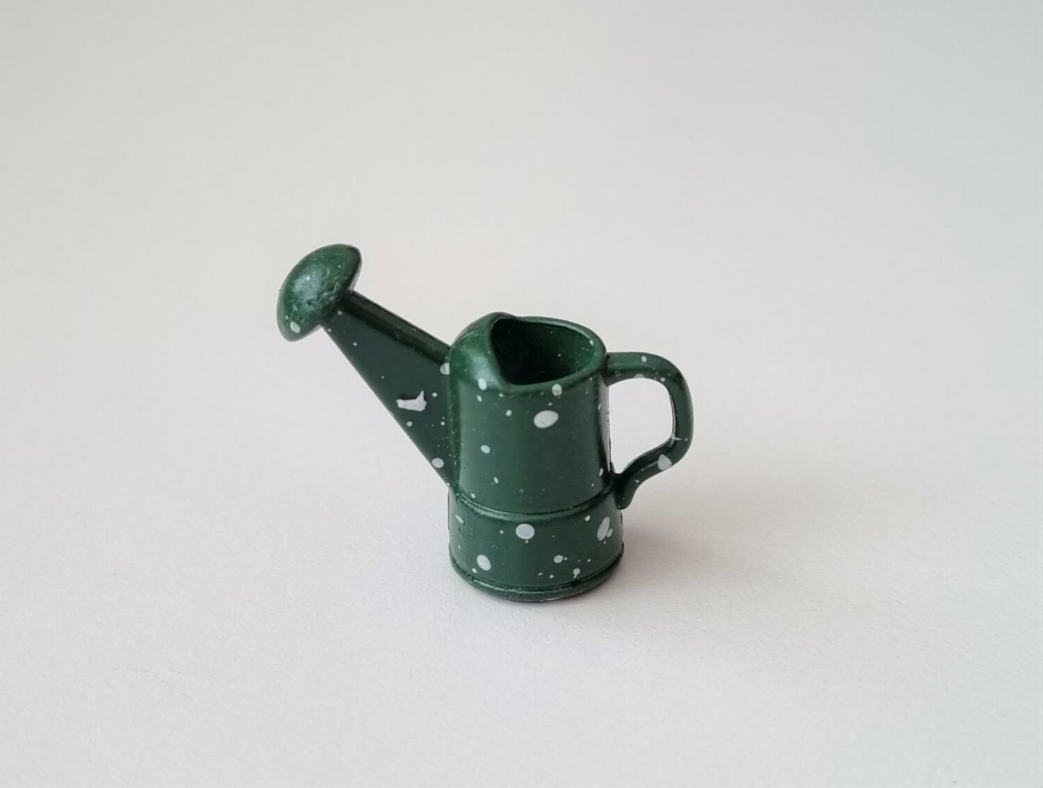 1 st grön liten vattenkanna. Miniatyr till dockskåp, tittskåp