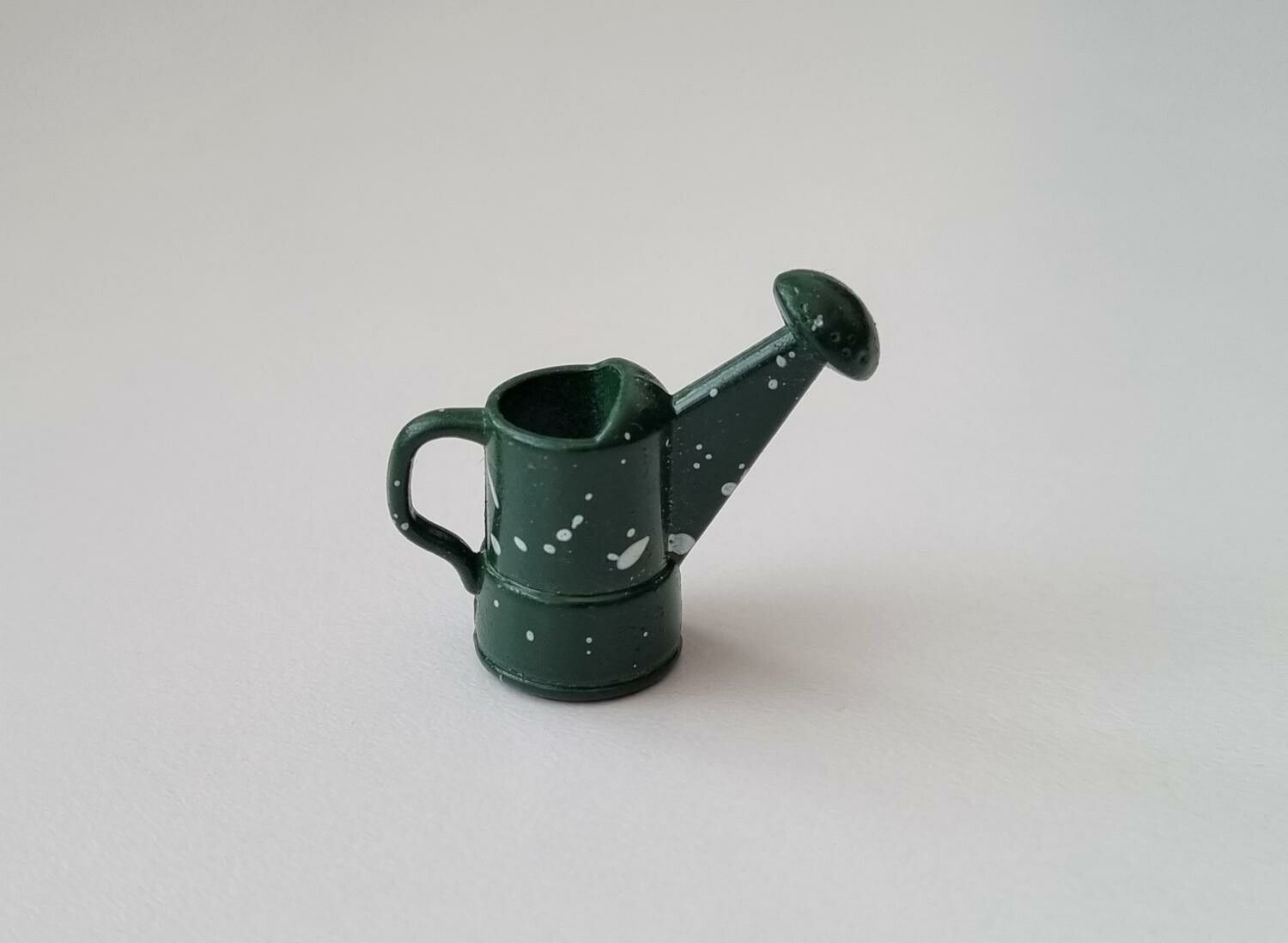 1 st grön liten vattenkanna. Miniatyr till dockskåp, tittskåp