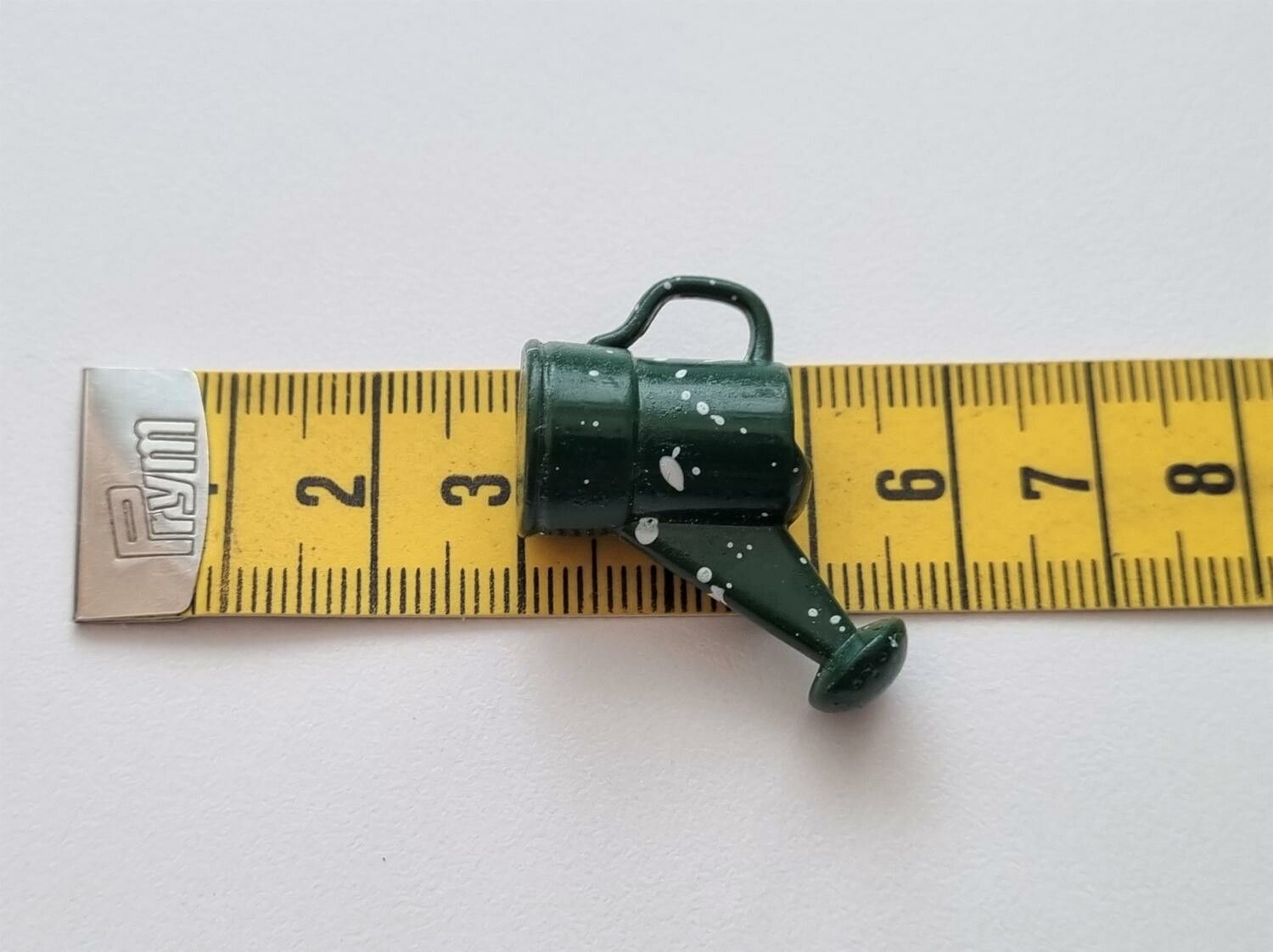 1 st grön liten vattenkanna. Miniatyr till dockskåp, tittskåp