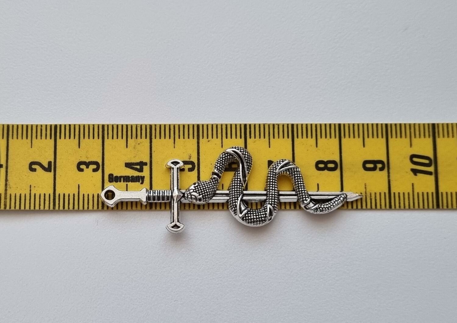 Svärd minisvärd med orm. Berlock / miniatyr till dockskåp dockhus tittskåp