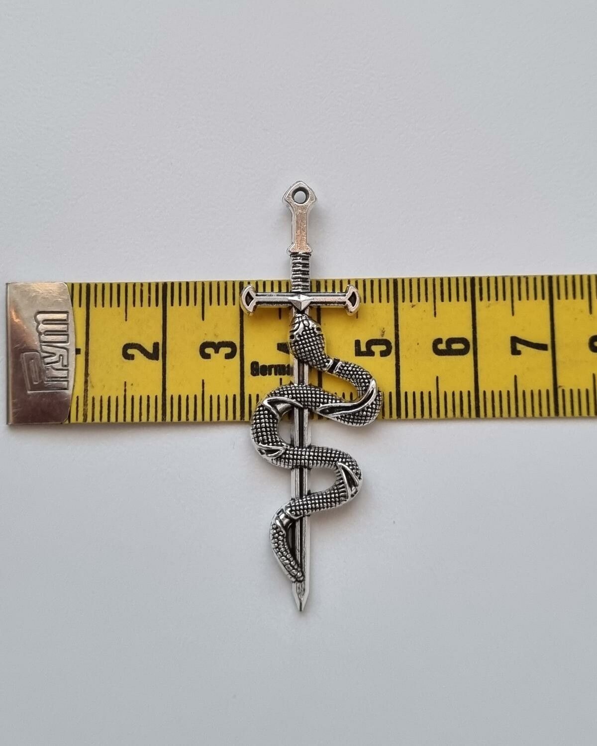 Svärd minisvärd med orm. Berlock / miniatyr till dockskåp dockhus tittskåp