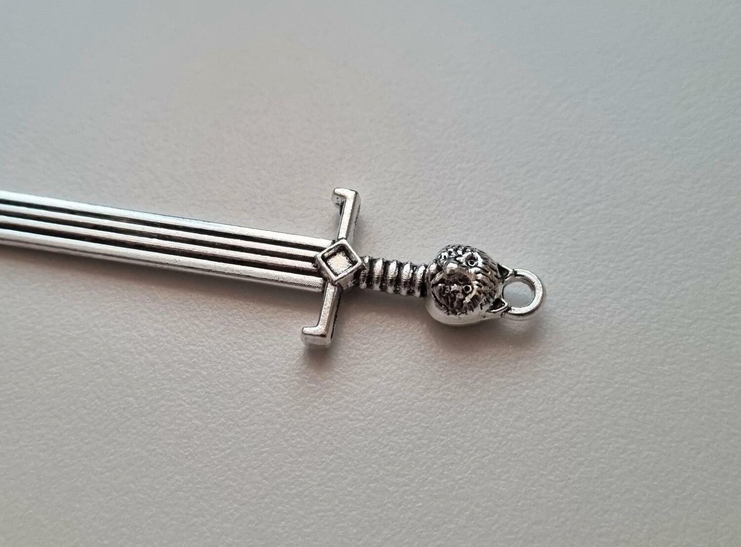 Svärd minisvärd miniatyr till dockskåp dockhus tittskåp