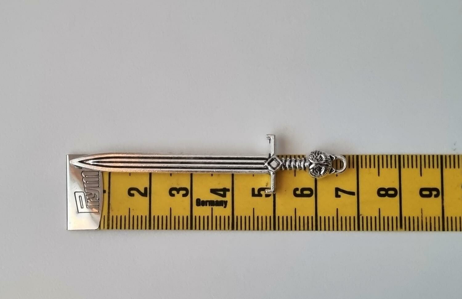 Svärd minisvärd miniatyr till dockskåp dockhus tittskåp